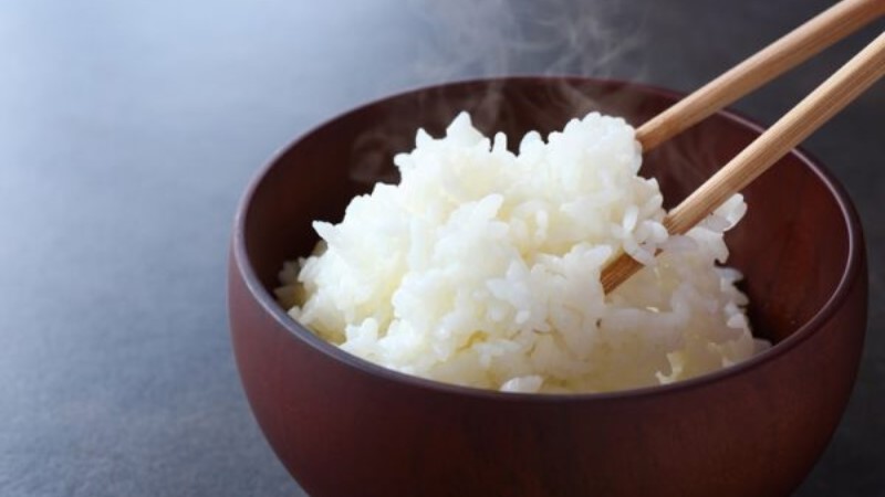 Nằm mơ thấy ăn cơm ở nhà người đã khuất